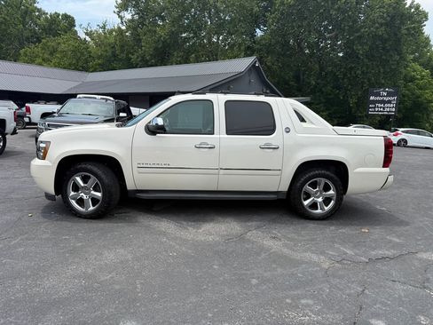 Used 2013 Chevrolet Avalanche LTZ AWD/4WD image 23