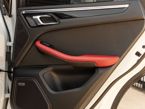Certified 2023 Porsche Macan AWD/4WD image 37