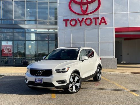 Used 2021 Volvo XC40 T5 Momentum w/ Protection Package Premier AWD/4WD image 1