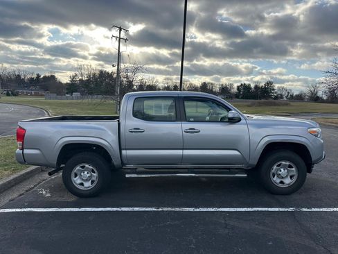 Used 2017 Toyota Tacoma SR image 11
