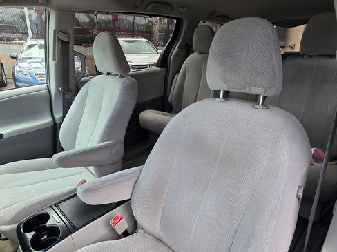 Used 2012 Toyota Sienna LE w/ Preferred Pkg FWD image 23