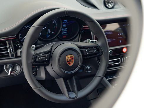 Certified 2026 Porsche Macan AWD/4WD image 20