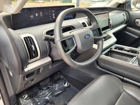 Used 2025 Ford Expedition Active RWD image 16