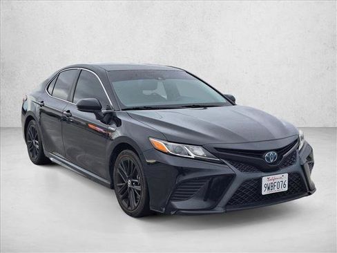 Used 2018 Toyota Camry SE image 3