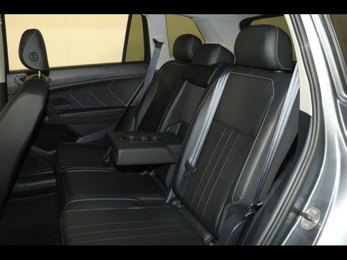 Used 2022 Volkswagen Tiguan SE AWD/4WD image 24