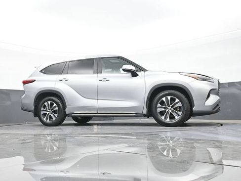 Used 2023 Toyota Highlander XLE FWD image 34