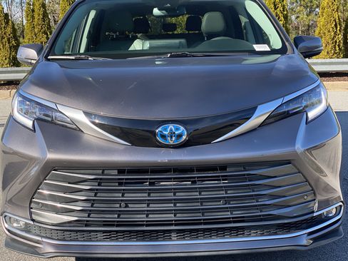 Used 2021 Toyota Sienna Limited image 21