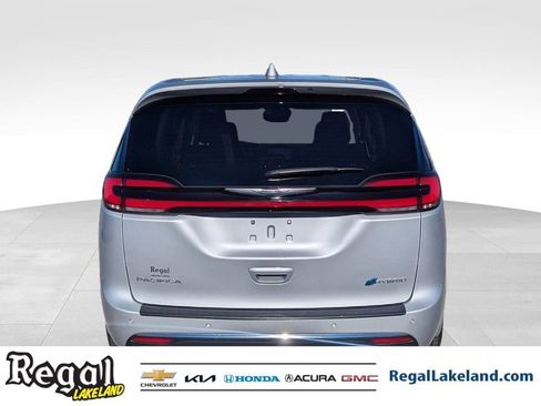 Used 2022 Chrysler Pacifica Limited image 4