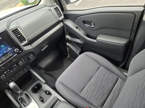 Used 2024 Nissan Frontier SV w/ SV Convenience Package RWD image 14