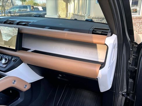 Used 2025 Land Rover Defender 110 X-Dynamic SE image 17