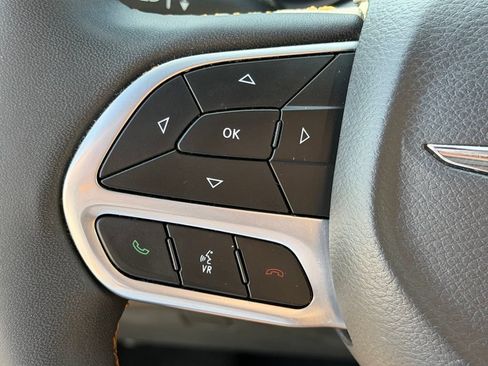 Used 2023 Chrysler Pacifica Pinnacle FWD image 17
