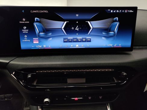 Used 2025 BMW 330i Sedan w/ M Sport Package image 19