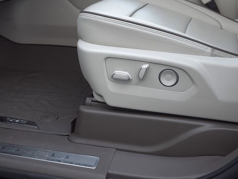 Used 2024 GMC Yukon Denali w/ Advanced Technology Package image 12