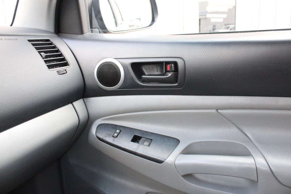 Used 2015 Toyota Tacoma 4x4 Double Cab w/ SR5 Package image 19