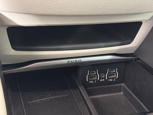 Used 2022 Chrysler Pacifica Limited image 26