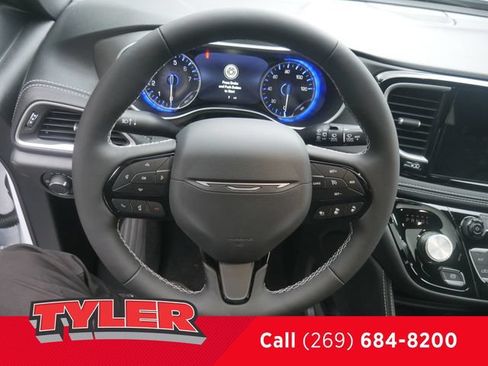 New 2027 Chrysler Pacifica Limited FWD image 29