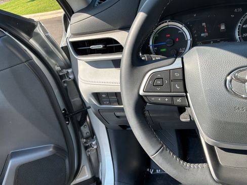 Used 2025 Toyota Highlander XLE AWD/4WD image 19