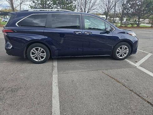 Used 2022 Toyota Sienna Platinum AWD/4WD image 5