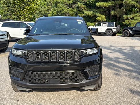 Used 2025 Jeep Grand Cherokee Altitude AWD/4WD image 3