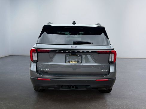 Used 2025 Ford Explorer Active AWD/4WD image 4