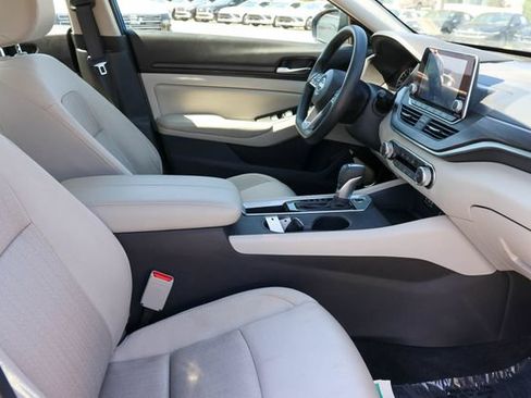 Used 2025 Nissan Altima 2.5 SV FWD image 14
