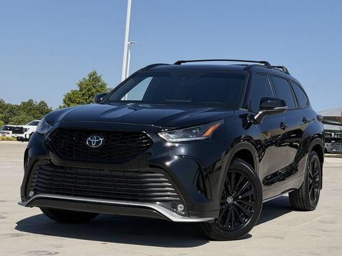 Used 2024 Toyota Highlander XSE FWD image 2