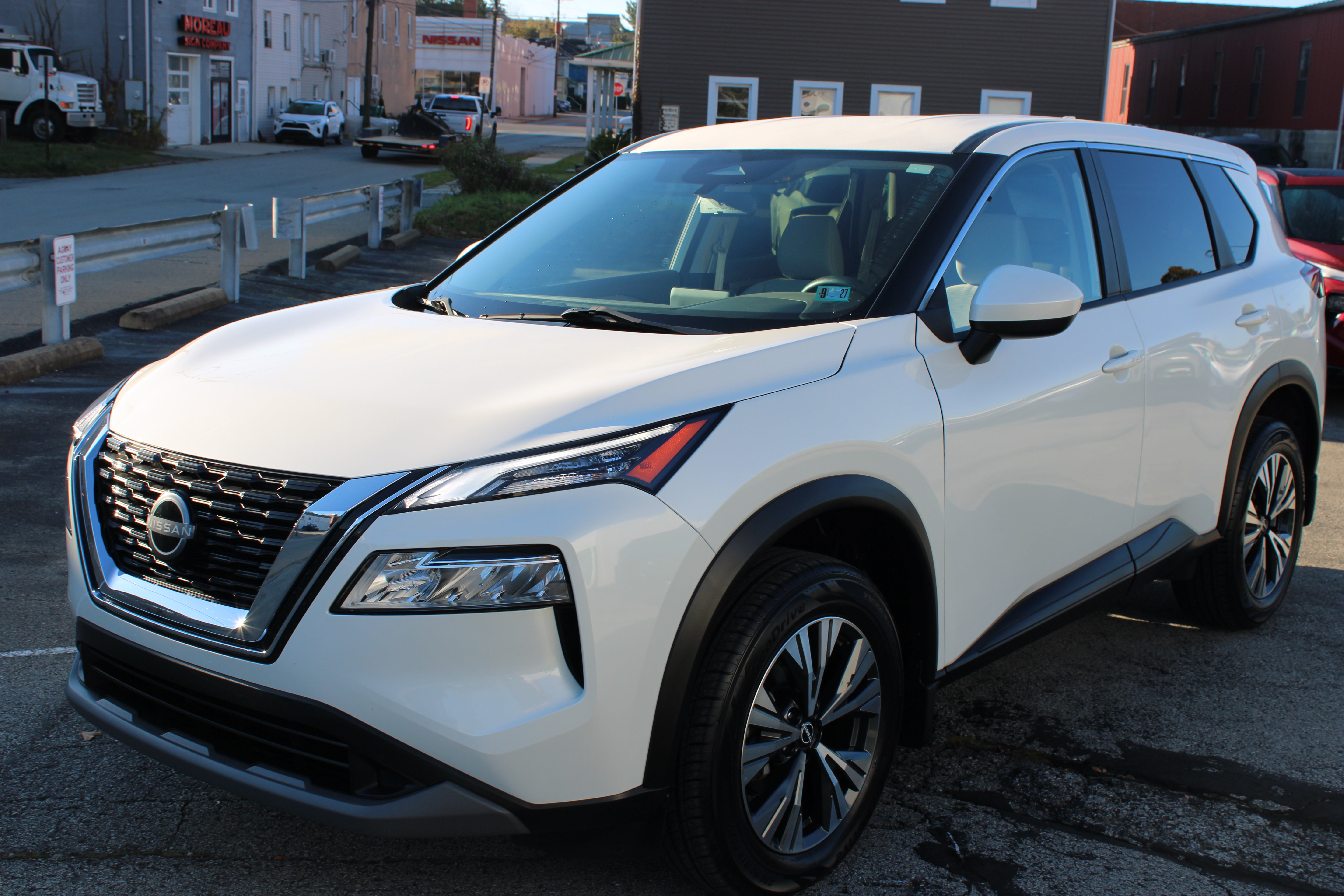 Used 2023 Nissan Rogue SV AWD/4WD image 1