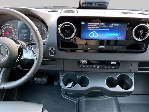 Used 2025 Mercedes-Benz Sprinter 2500 image 9
