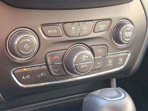 Used 2019 Jeep Cherokee Limited image 15