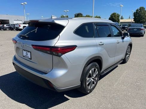 Used 2023 Toyota Highlander XLE FWD image 5