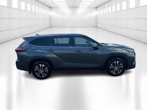 Used 2020 Toyota Highlander XLE AWD/4WD image 4