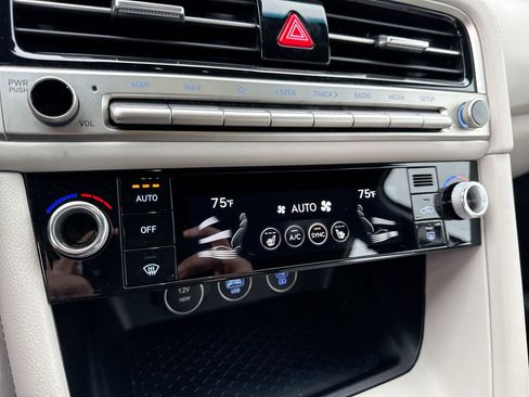 Used 2025 Genesis G70 2.5T image 16