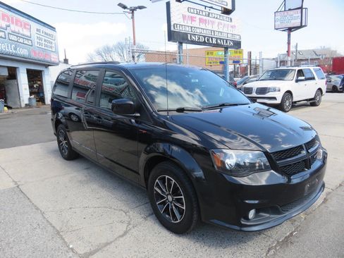 Used 2018 Dodge Grand Caravan GT image 2