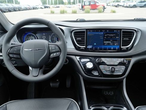 Used 2025 Chrysler Pacifica Limited FWD image 28
