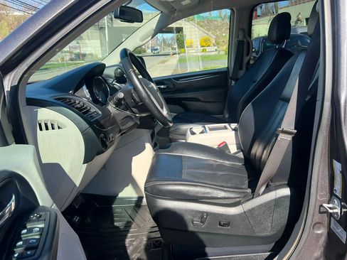 Used 2016 Chrysler Town & Country Touring w/ Driver Convenience Group FWD image 15
