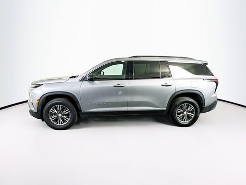 Used 2025 Chevrolet Traverse LT image 4