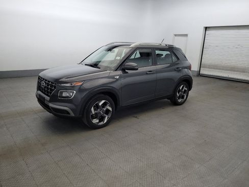 Used 2024 Hyundai Venue SEL FWD image 2