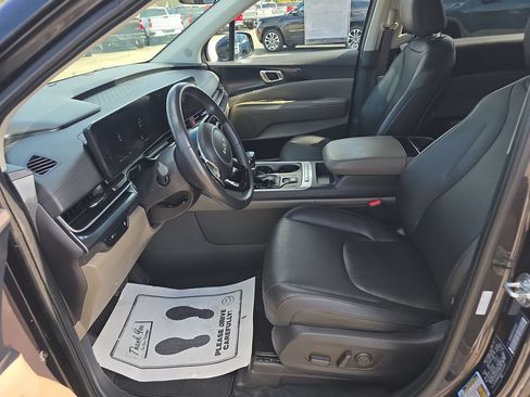 Used 2025 Kia Carnival FWD image 22