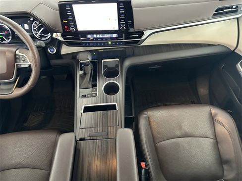 Used 2023 Toyota Sienna Platinum image 18