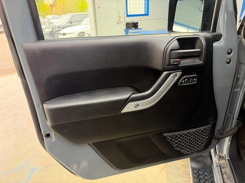 Used 2015 Jeep Wrangler Unlimited Sahara w/ Connectivity Group AWD/4WD image 17