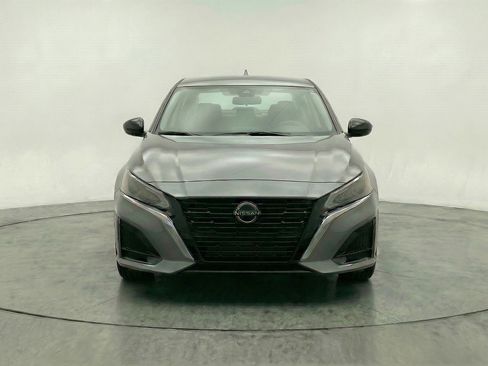 Used 2025 Nissan Altima 2.5 SV image 2