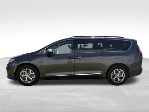 Used 2023 Chrysler Pacifica Limited FWD image 16