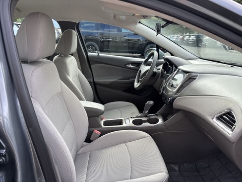 Used 2018 Chevrolet Cruze LT w/ Convenience Package FWD image 4