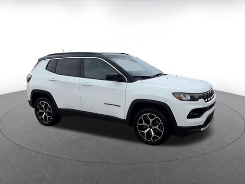 Used 2025 Jeep Compass Limited AWD/4WD image 2