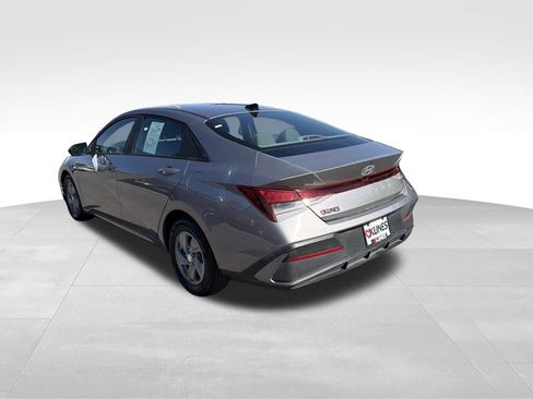 Used 2024 Hyundai Elantra SE FWD image 5
