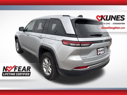 Used 2024 Jeep Grand Cherokee Laredo AWD/4WD image 9