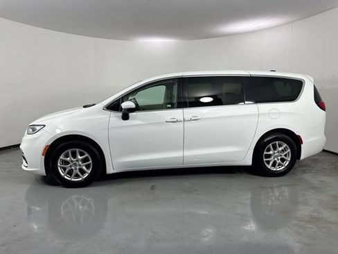 Used 2023 Chrysler Pacifica Touring-L FWD image 29