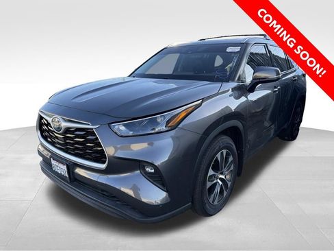 Used 2022 Toyota Highlander XLE FWD image 1