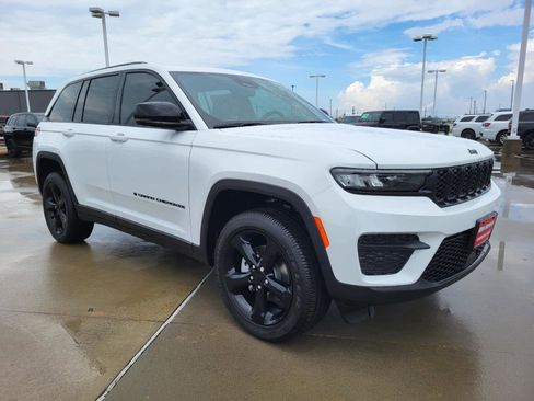 New 2025 Jeep Grand Cherokee Altitude image 7