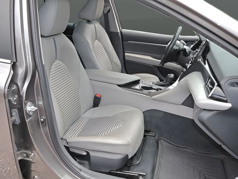 Used 2023 Toyota Camry SE w/ Cold Weather Package FWD image 18
